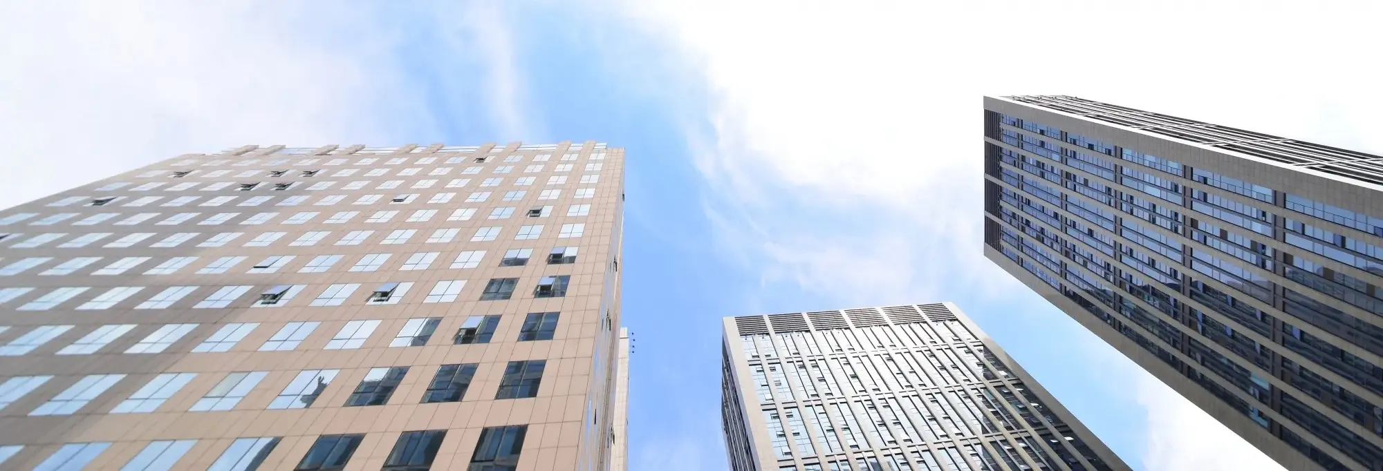 Moderne Bürogebäude von unten betrachtet